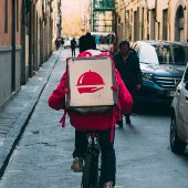 Un juzgado reconoce la relación laboral de 97 ‘riders’ con Deliveroo